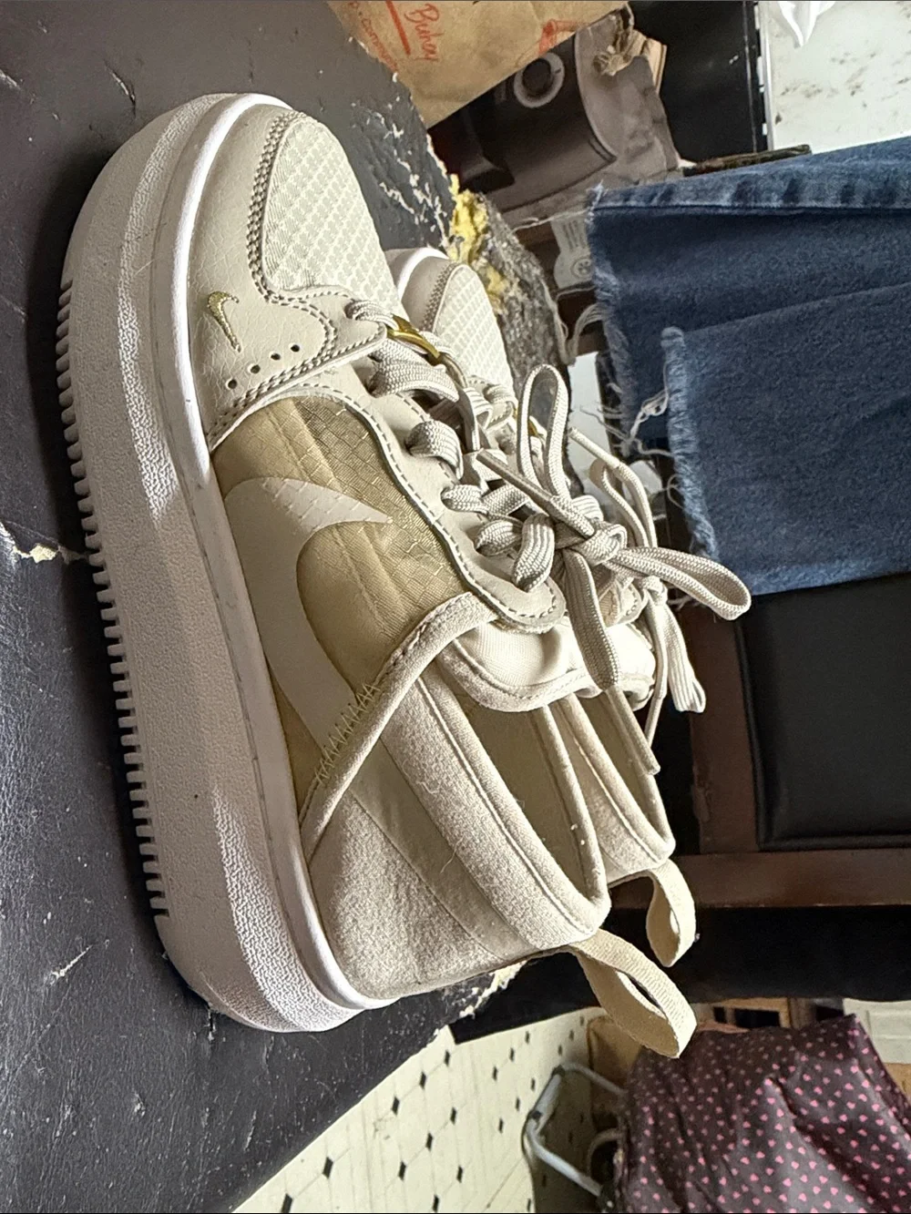 Nike Kids Low-Top Sneakers in Cream and White